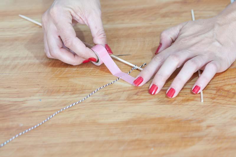 Banderín de washi tape para decorar una tarta de cumple.