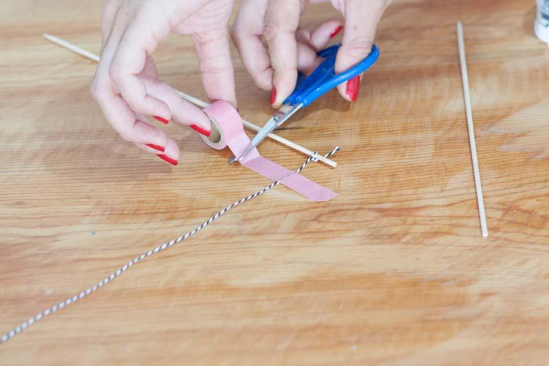 Banderín de washi tape para decorar una tarta de cumple.