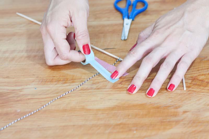 Banderín de washi tape para decorar una tarta de cumple.