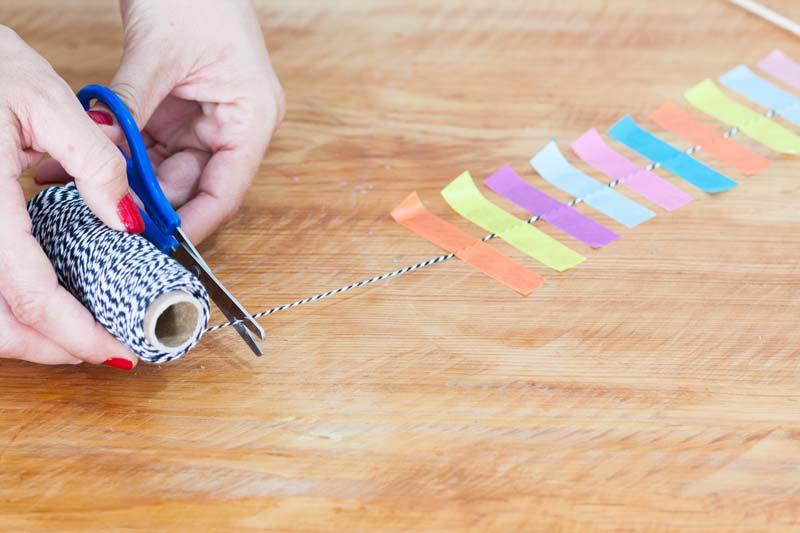 Banderín de washi tape para decorar una tarta de cumple.