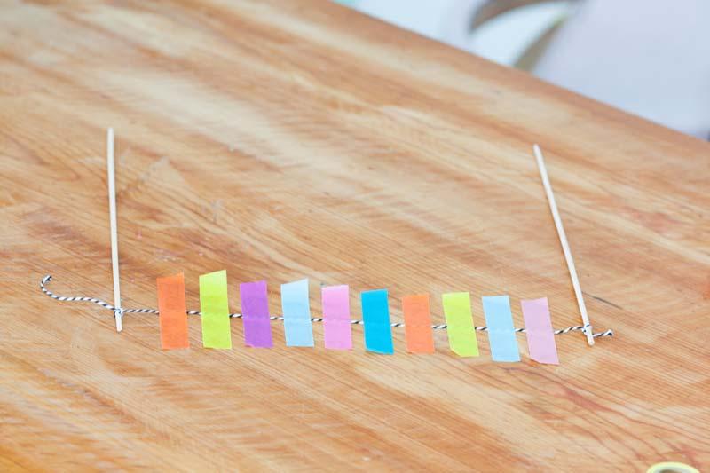 Banderín de washi tape para decorar una tarta de cumple.