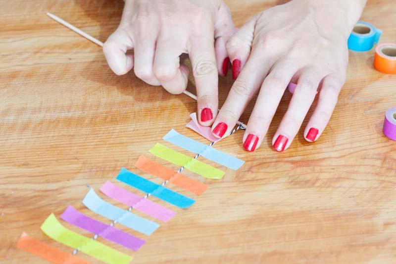 Banderín de washi tape para decorar una tarta de cumple.