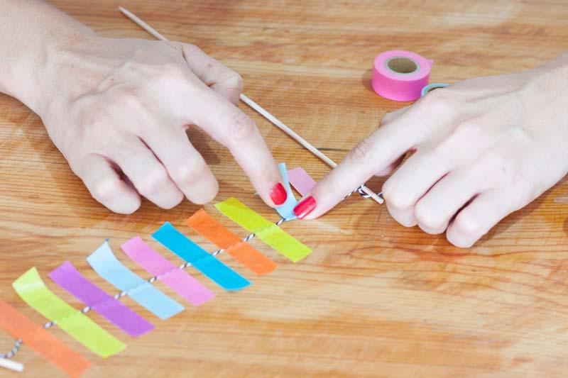 Banderín de washi tape para decorar una tarta de cumple.