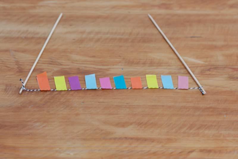 Banderín de washi tape para decorar una tarta de cumple.