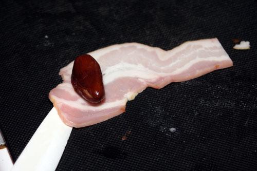Envolver-los-dátiles-en-las-lonchas-de-bacon