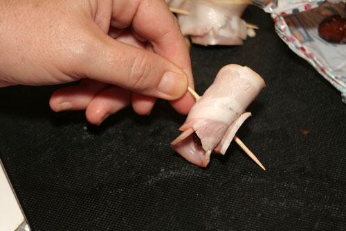 atravesar-los-Pinchos-de-Bacon-y-Dátiles-con-un-palillo-de-dientes