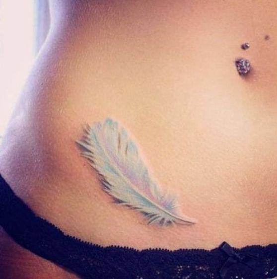 tatuaje de plumas en la cadera