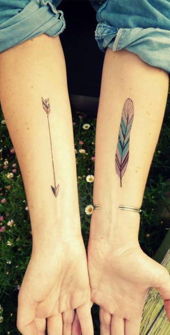 plumas en los brazos tatuajes