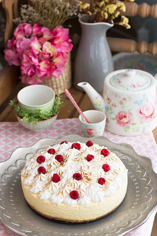 Tarta de queso con fruta de la pasión, anacardos, coco y dátiles