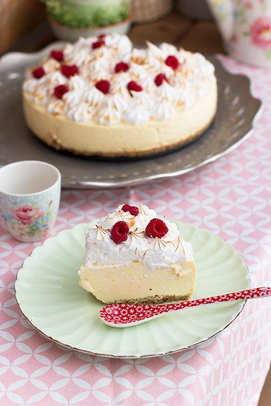 Tarta de queso con fruta de la pasión, anacardos, coco y dátiles
