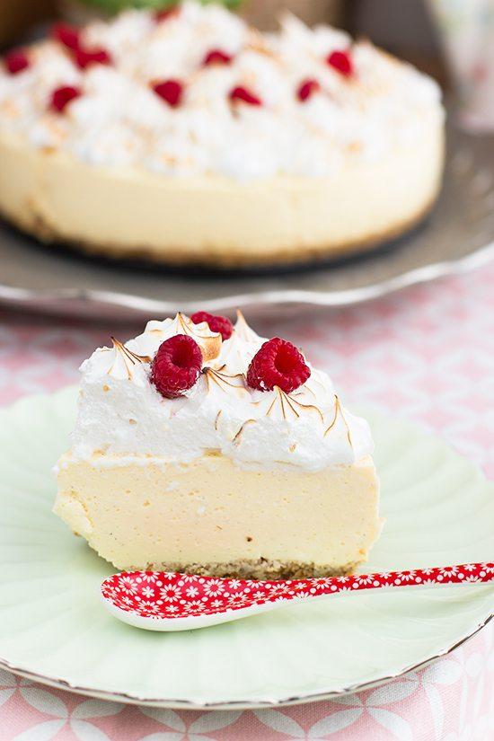 Tarta de queso con fruta de la pasión, anacardos, coco y dátiles