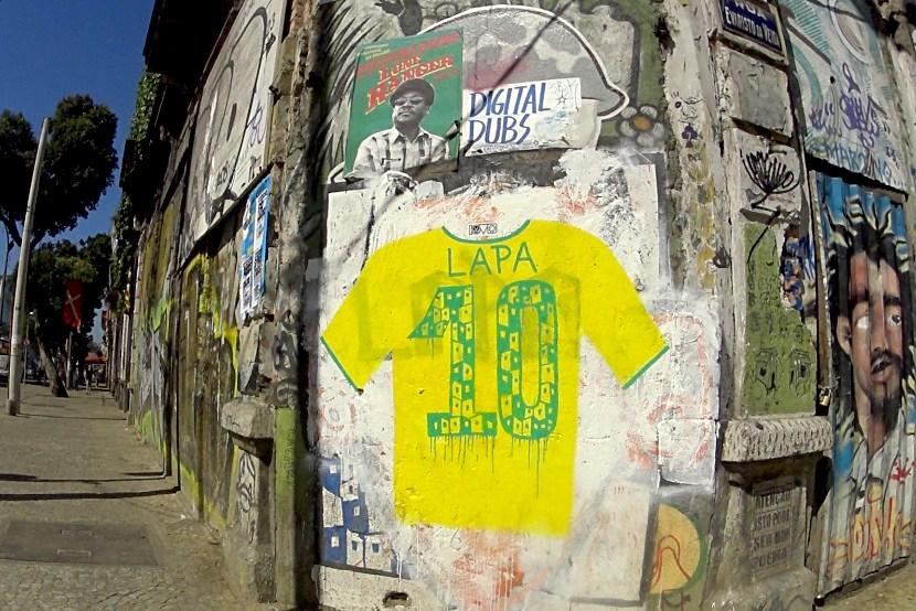 Los grafitis futboleros, arte urbano en Lapa (Rio de Janeiro)