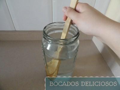 mezclamos agua con azúcar y menta o hierbabuena