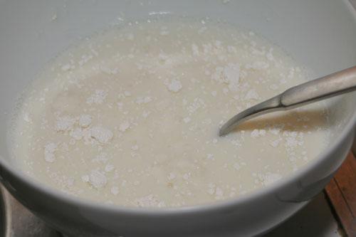 disolver-la-cuajada-en-la-leche-tibia