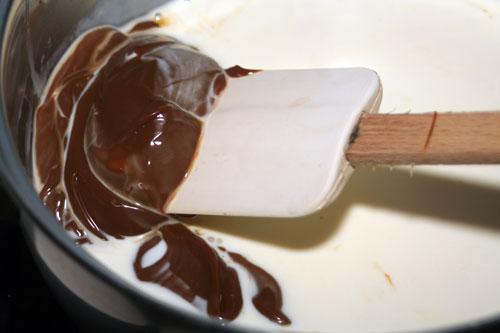 Añadir-el-dulce-de-leche-a-la-nata (crema de leche)