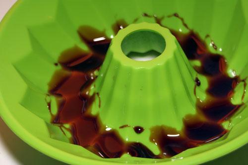 poner-caramelo-liquido-en-el-fondo