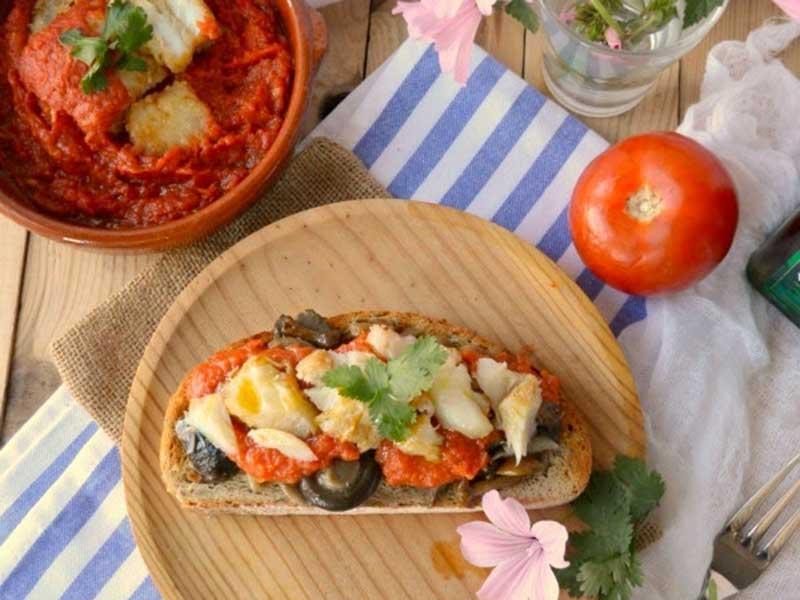 ##Bacalao-con-tomate-en-tosta-de-setas-salteadas