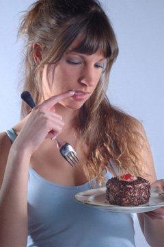 mujer mirando una pieza de chocolate