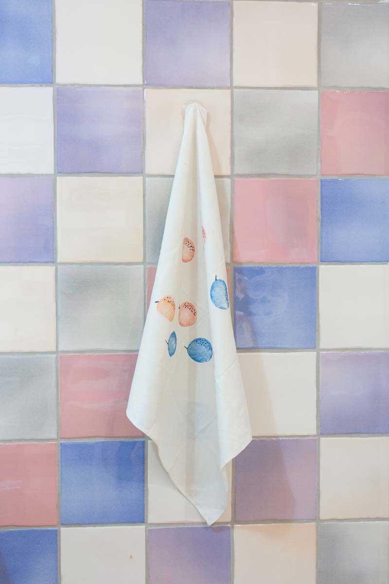Estampar con sellos hechos con patatas.