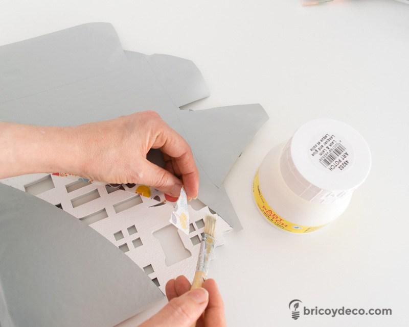 pegar sevilletas de papel con cola para decoupage