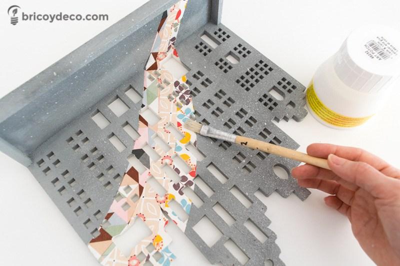barnizar la decoración con decoupage