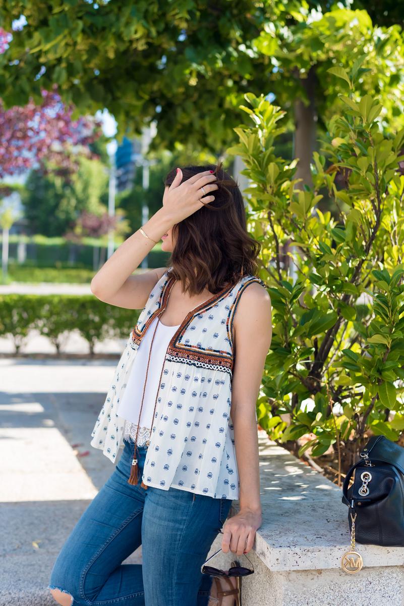 look casual con chaleco etnico