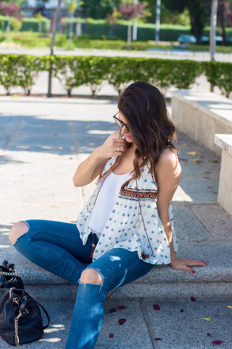 look casual con chaleco etnico