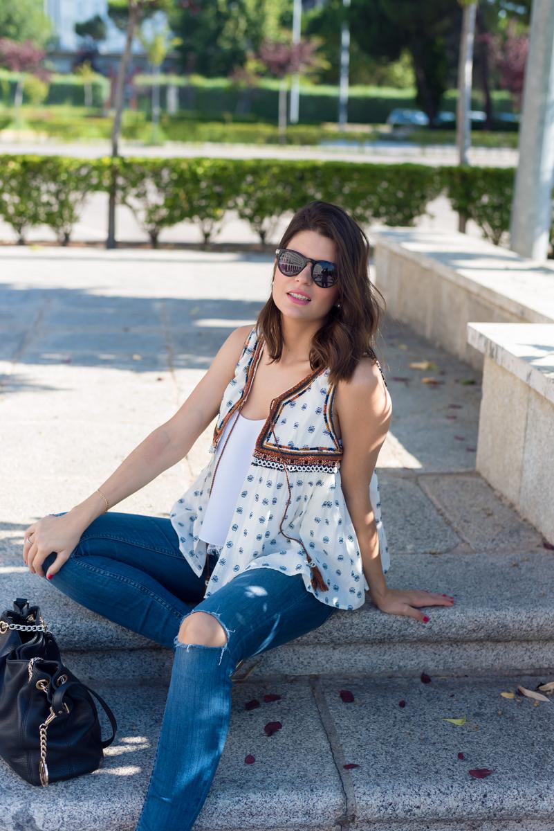 look casual con chaleco etnico