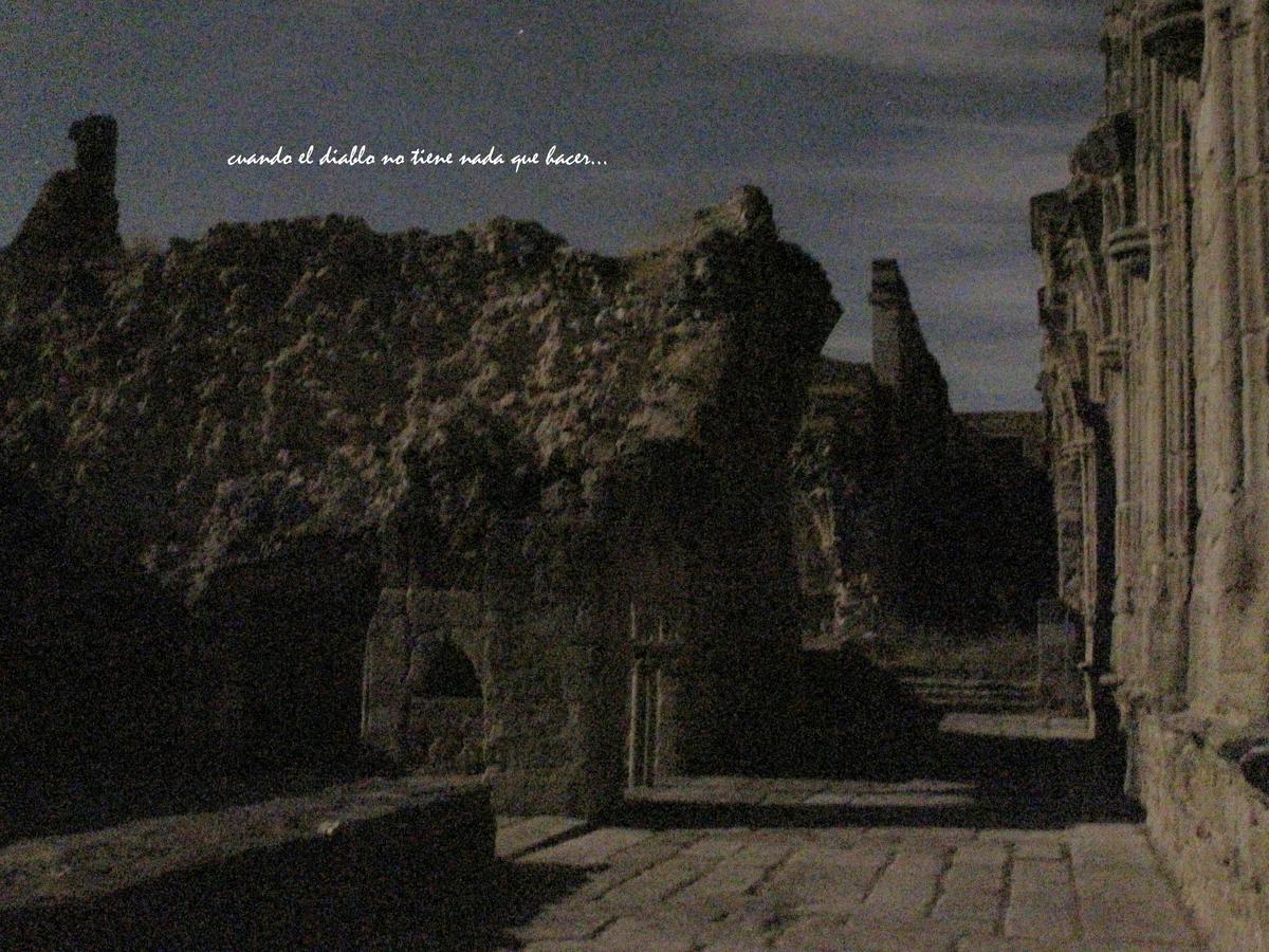 Vista nocturna del monasterio