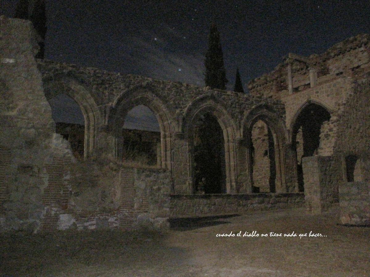 Vista nocturna del monasterio