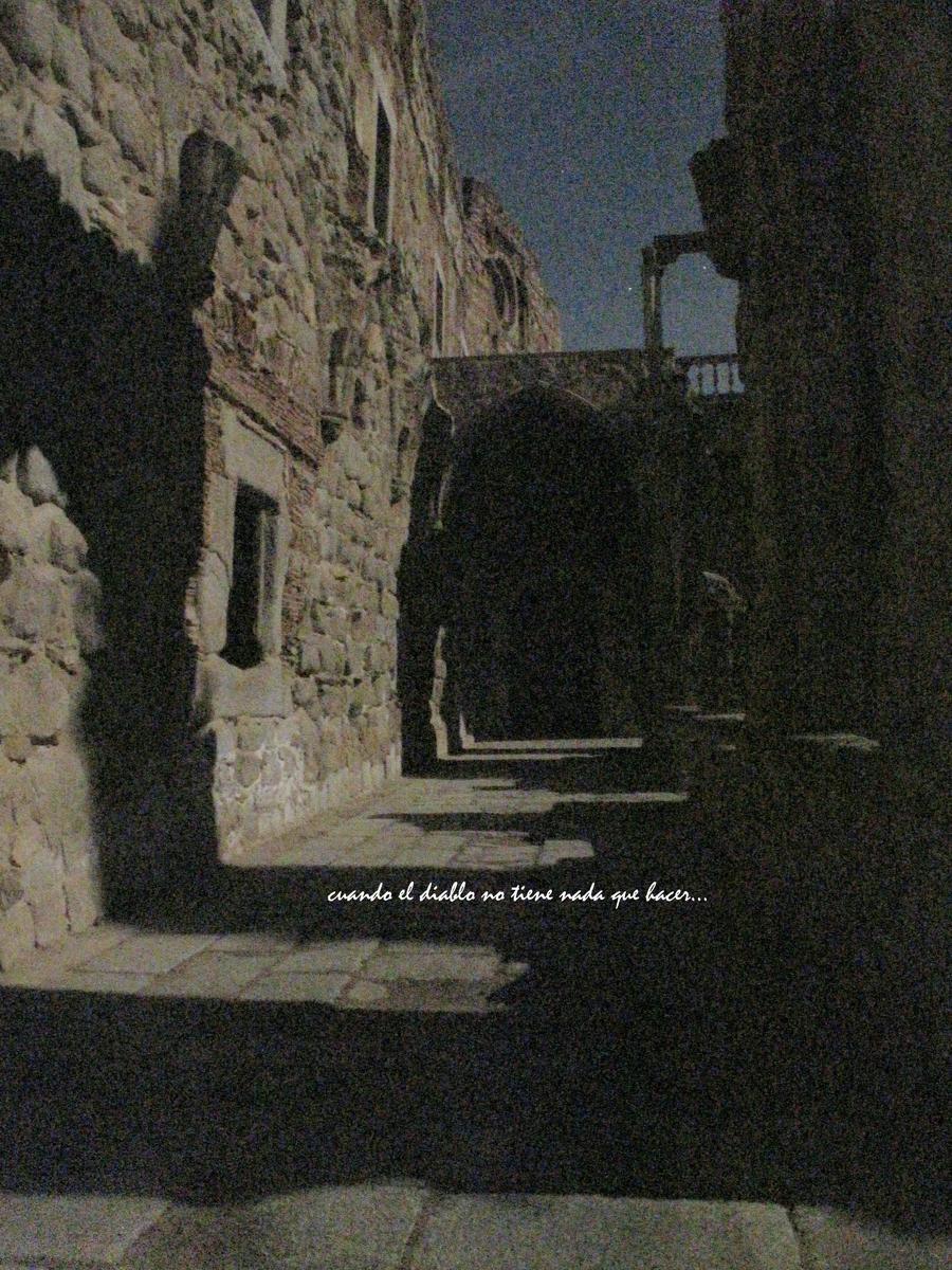 Vista nocturna del monasterio