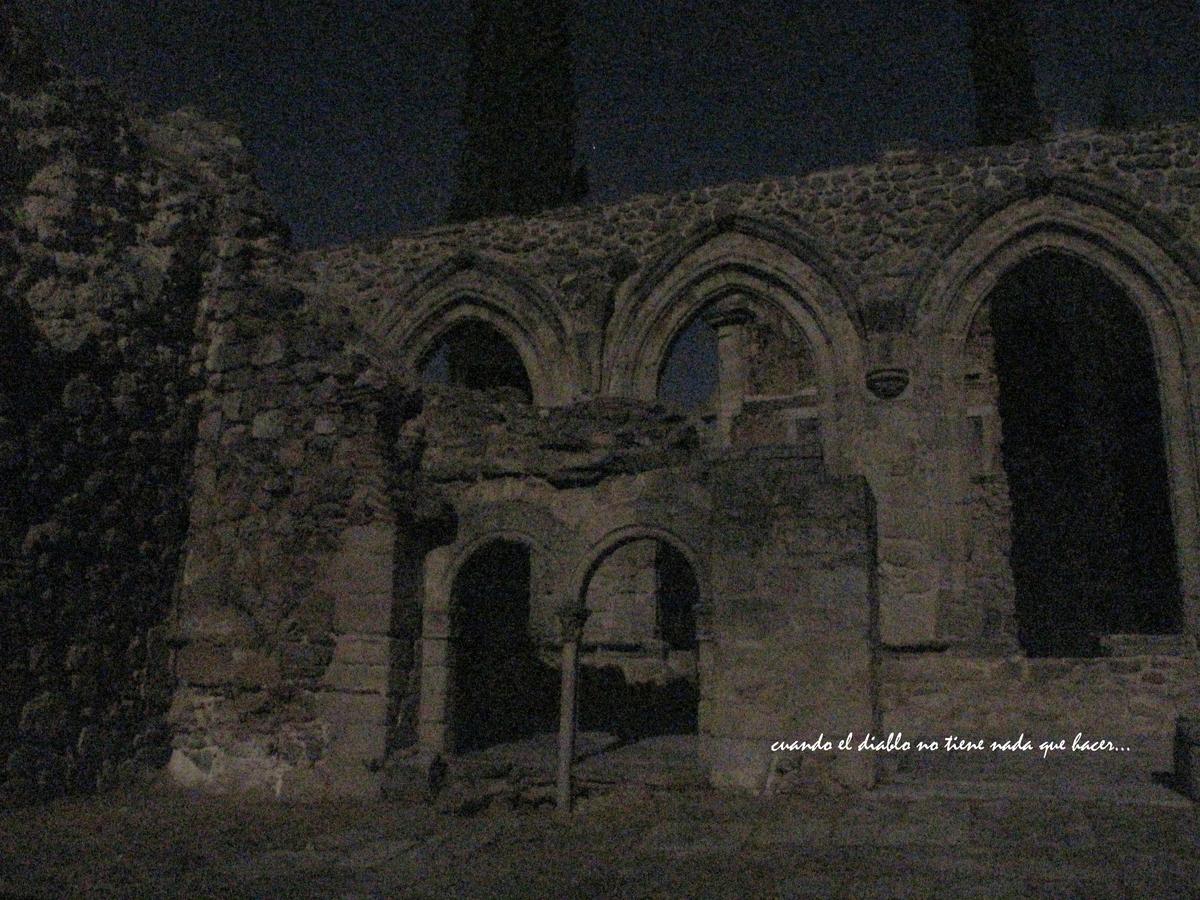Vista nocturna del monasterio