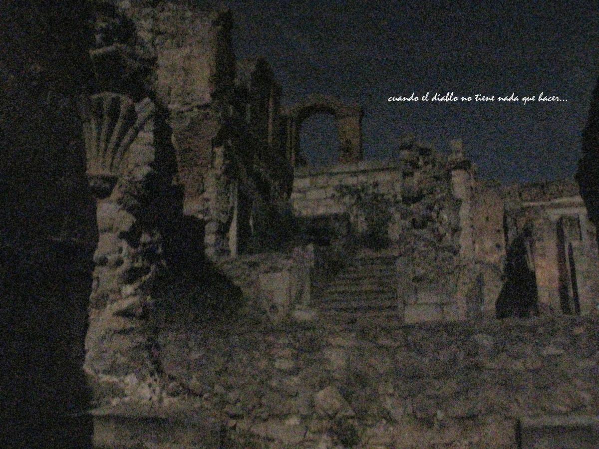 Vista nocturna del monasterio