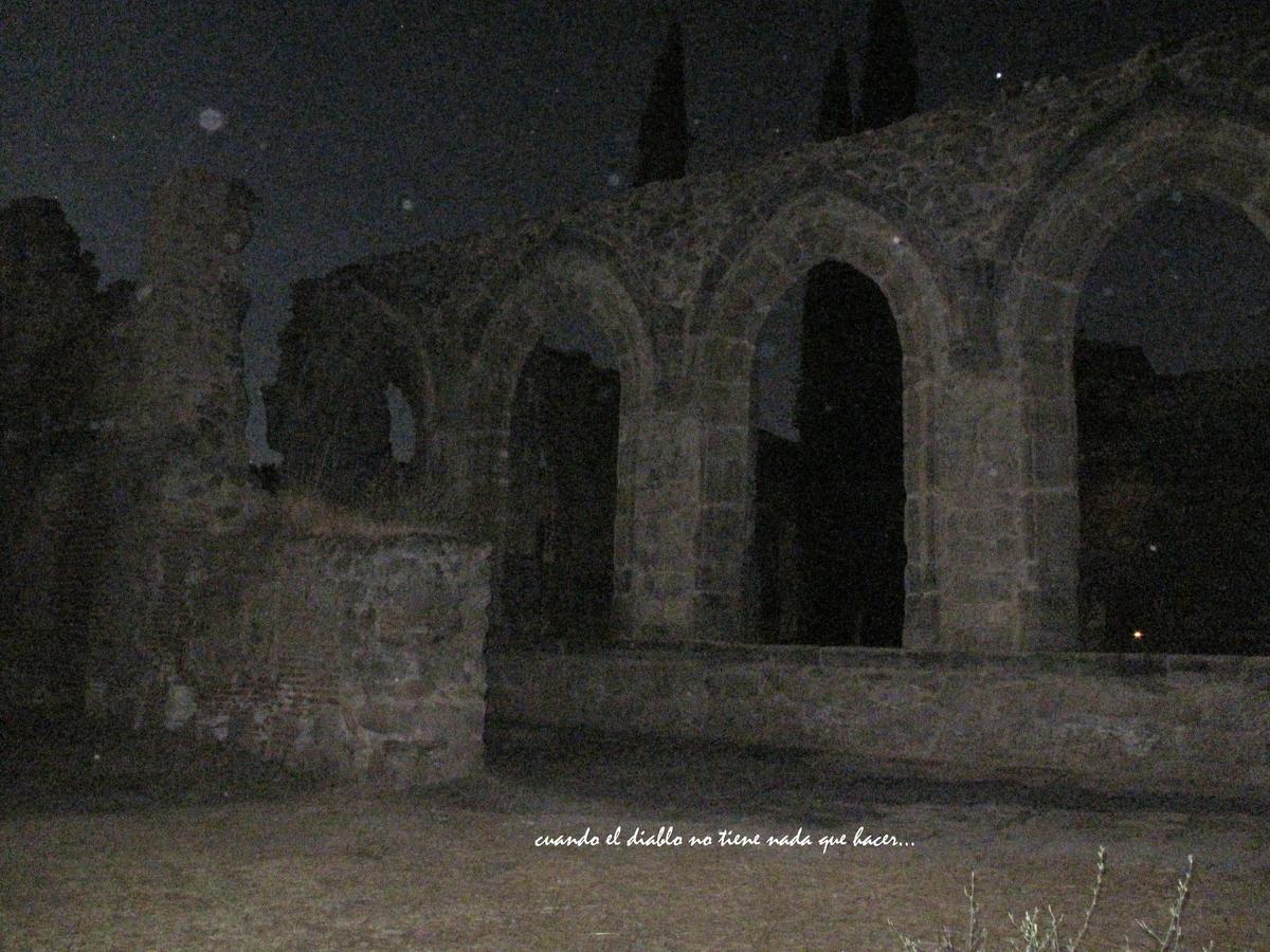 Vista nocturna del monasterio