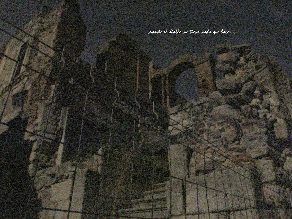 Vista nocturna del monasterio