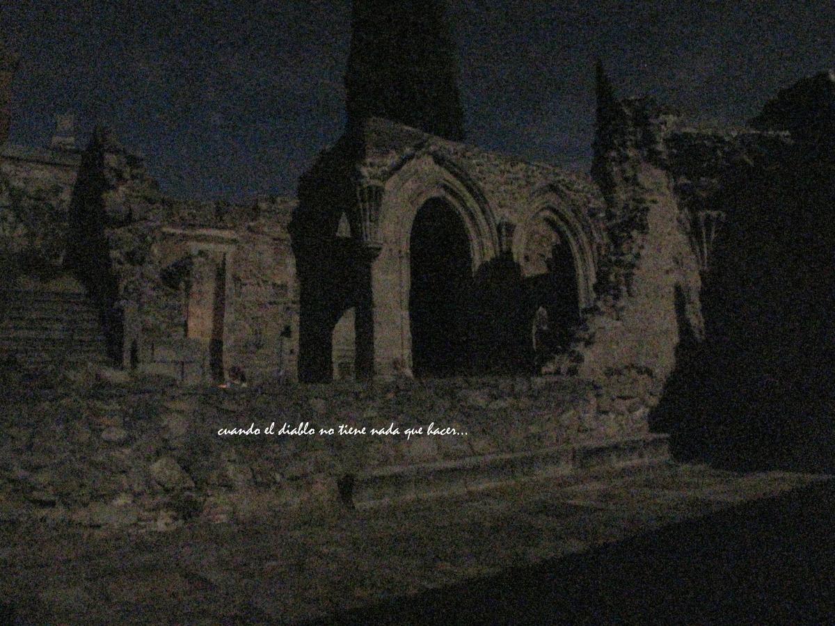 Vista nocturna del monasterio