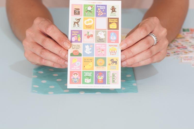 Packaging original con sobres kraft.