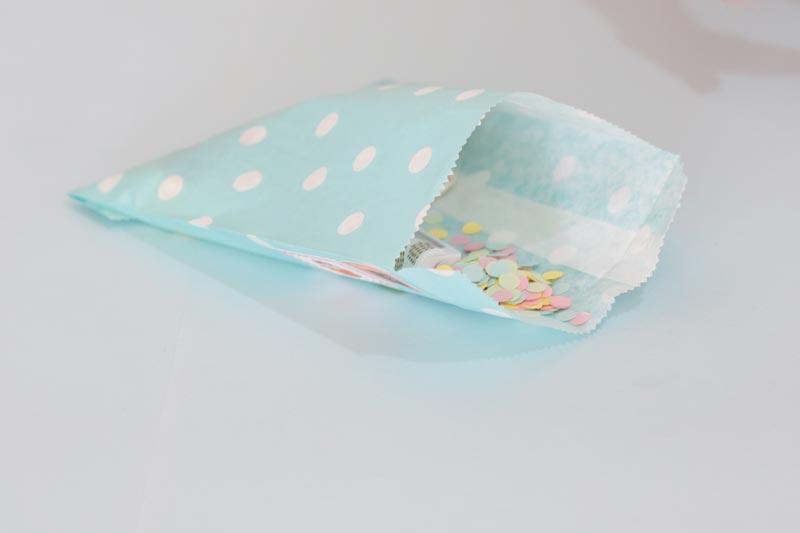 Packaging original con sobres kraft.