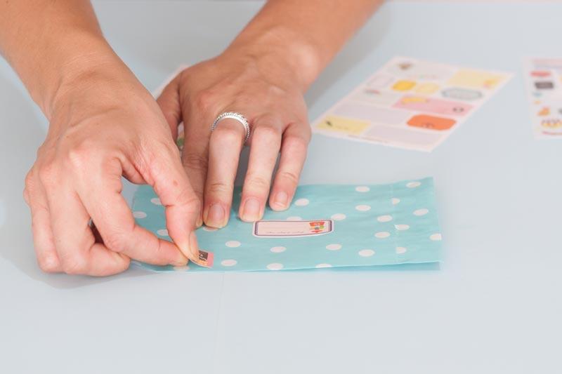 Packaging original con sobres kraft.