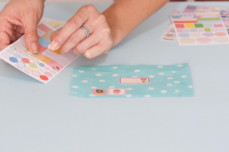 Packaging original con sobres kraft.