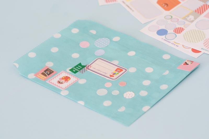 Packaging original con sobres kraft.