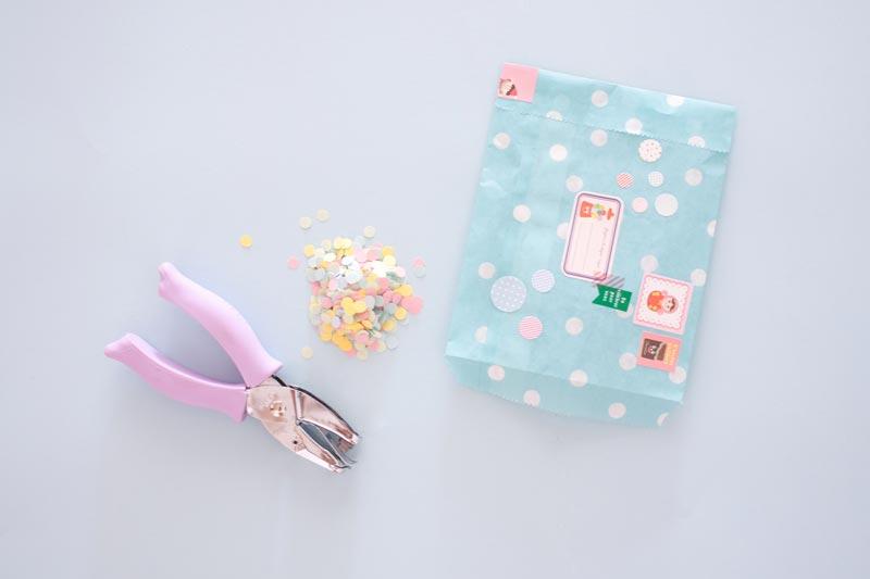 Packaging original con sobres kraft.