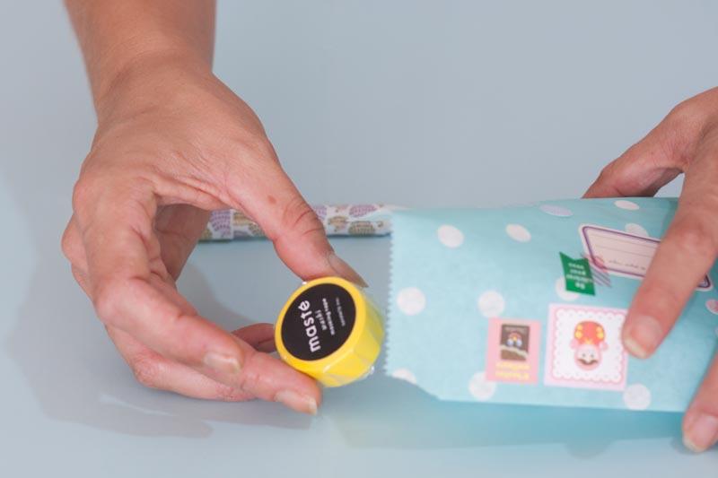 Packaging original con sobres kraft.