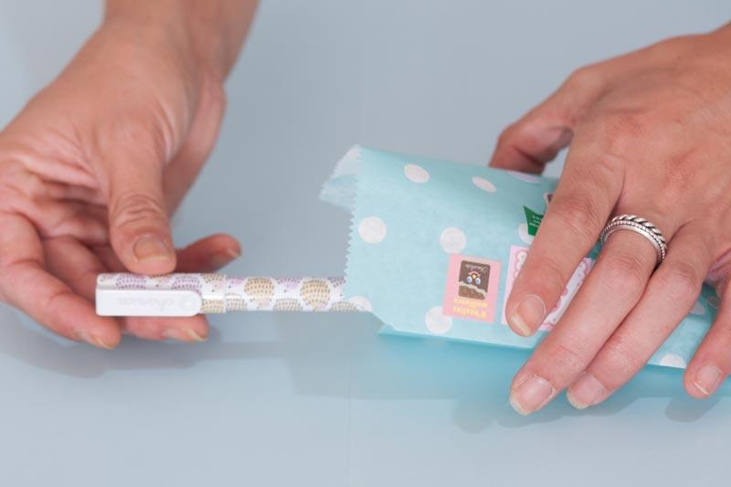 Packaging original con sobres kraft.