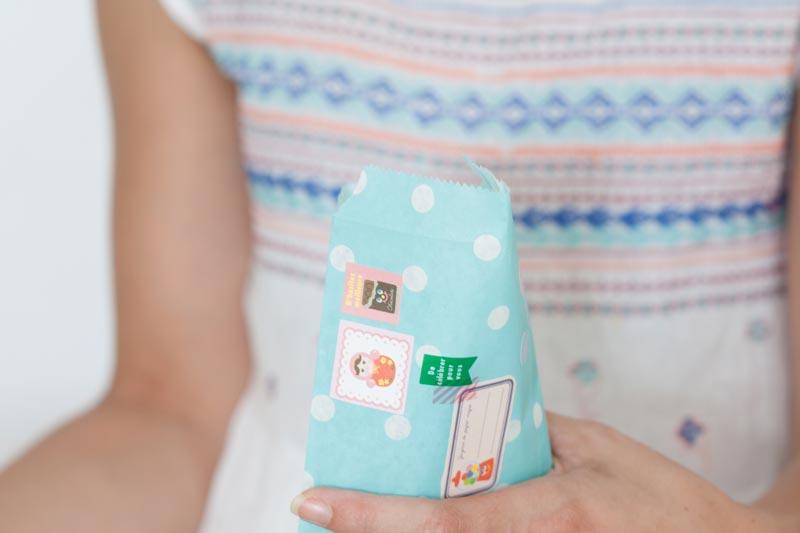 Packaging original con sobres kraft.