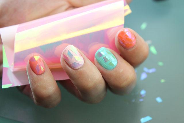 Uñas de cristal roto con foil irisado nail art