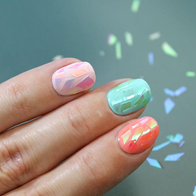 Uñas de cristal roto con foil irisado nail art