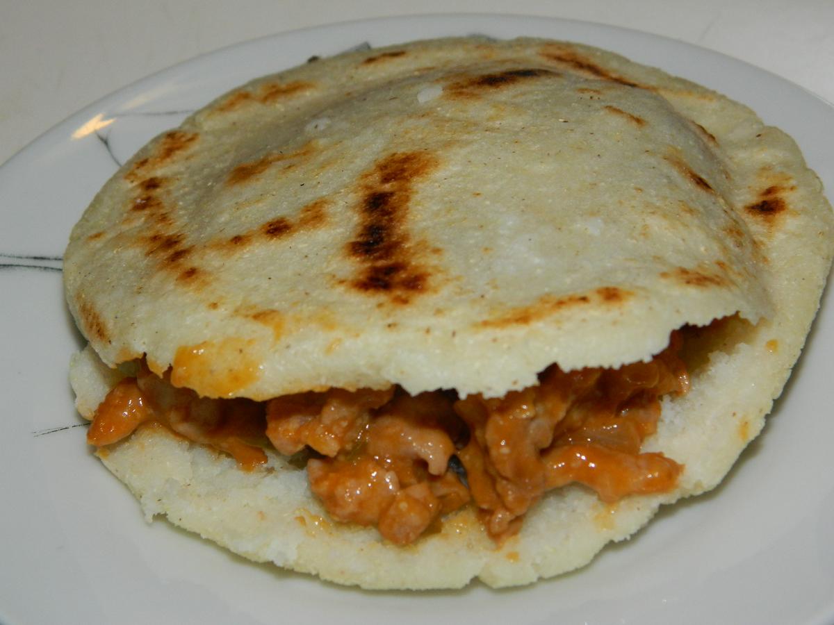 arepa de maíz con carne