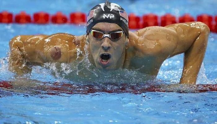 Michael Phelps compitiendo