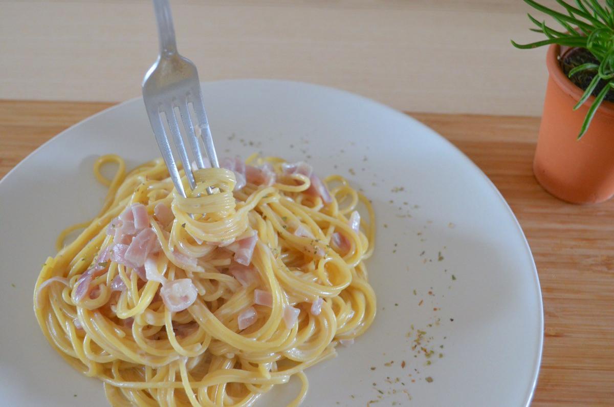 pasta con salsa cremosa vegana